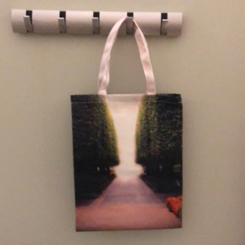 Travel bag with zipper